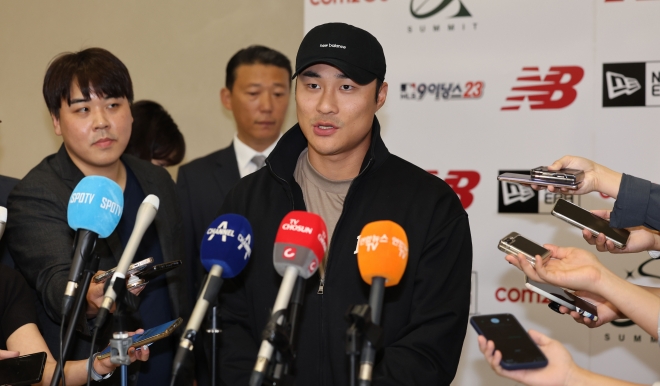 귀국 인터뷰하는 김하성