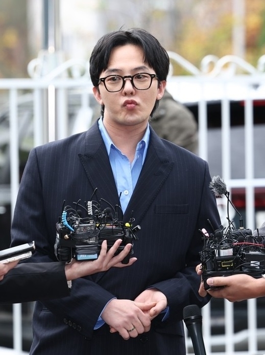 마약 투약 혐의를 받는 가수 지드래곤(권지용)이 6일 오후 인천경찰청 마약수사계로 출석하며 취재진 질문에 답하고 있다. 연합뉴스
