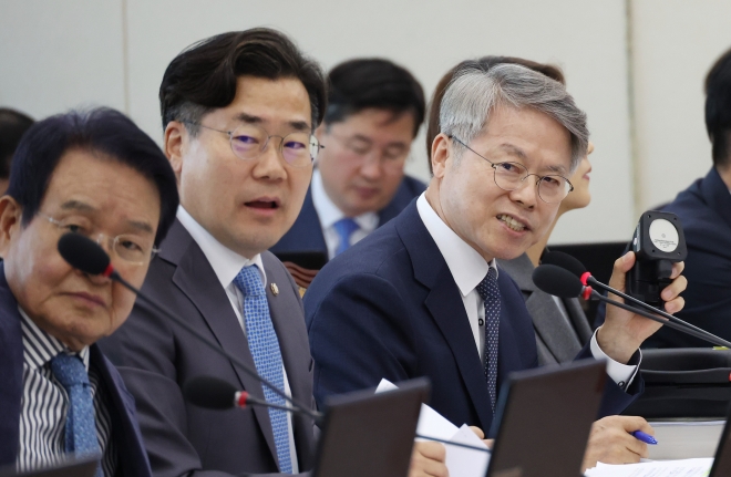 방사능 측정기 한계 지적하는 민형배 의원