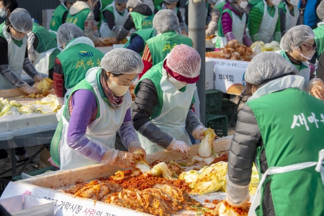 15일 서울 송파구 가락동 가락몰 하늘공원에서 열린 ‘2023 가락시장 사랑의 김장나눔’ 행사에 참여한 상인과 자원봉사자들이 김치를 담그고 있다. 이날 담근 김치를 비롯한 약 8만 포기의 김치는 취약계층과 복지시설·단체 등 어려운 이웃에 전달된다. 2023.11.15. 서울시농수산식품공사 제공