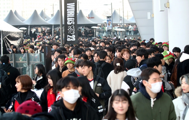 2023리그오브레전드 월드 챔피언쉽 결승전이 열린 19일 서울 구로구 고척스카이돔에 경기를 관람하기 위해 많은 관람객들이 입장하고 있다. 2023.11.19 사진공동취재단