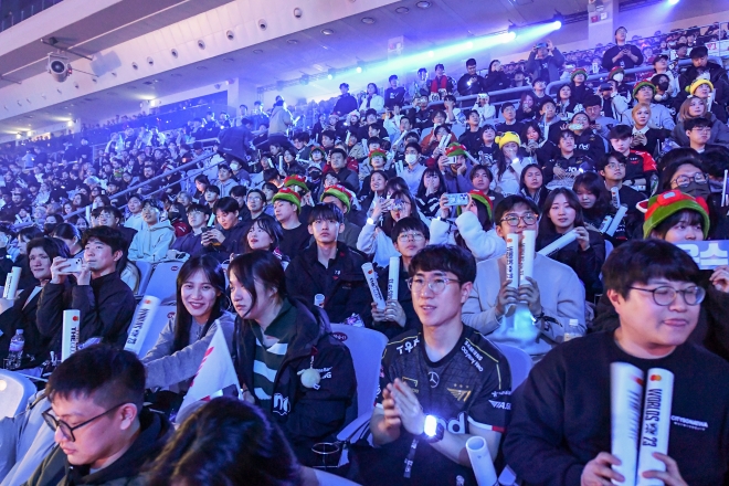 ‘2023 리그오브레전드 월드 챔피언십’ 결승전이 열린 19일 서울 구로구 고척스카이돔에서 팬들이 우승 세리머니를 보고 있다. 2023.11.19 사진공동취재단