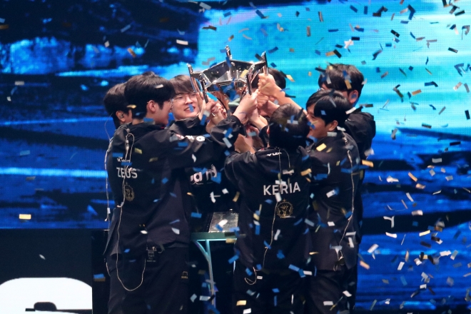 2023리그오브레전드 월드 챔피언쉽 결승전이 열린 19일 서울 구로구 고척스카이돔에서 한국선수단 T1 과 중국선수단 웨이보 게이밍 선수와의 경기에서 한국선수단 T1이 우승했다. T1이 우승 트로피를 틀고 세레머니를 하고 있다. 2023.11.19 사진공동취재단