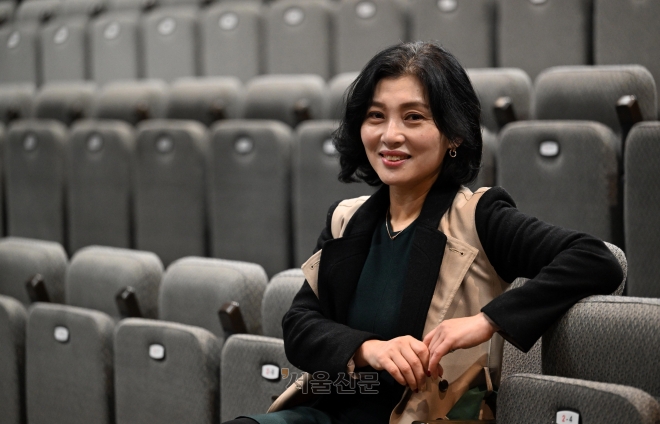 29일 서울 세종문화회관 S씨어터에서 만난 연극 ‘컬렉션’의 변유정 연출은 “관객들에게도 진실과 거짓의 경계에서 ‘나’를 찾는 계기가 되는 작품이길 바란다”고 말했다. 도준석 기자