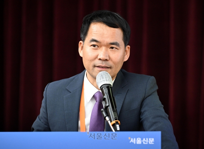 김영철 서강대 교수가 ‘대한민국 교육과 초저출산의 위기’를 주제로 기조 강연을 하고 있다. 전주 도준석 기자