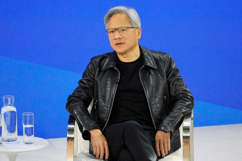 젠슨 황 엔비디아 최고경영자가 지난달 29일 뉴욕타임스 딜북 서밋에 참가해 발언하고 있다. 그는 미국이 반도체 생산 해외 의존을 벗어나려면 수십 년이 걸릴 것이라고 밝혔다. 뉴욕 AFP 연합뉴스