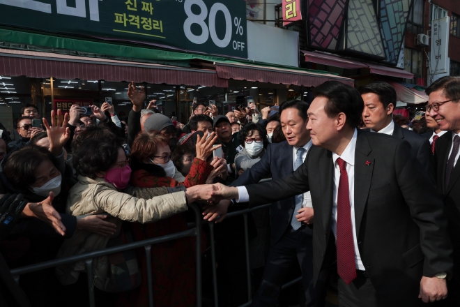 윤석열 대통령이 6일 부산 중구 국제시장 일원을 방문, 환호하는 부산 시민들과 인사하고 있다. 2023.12.6 대통령실 제공