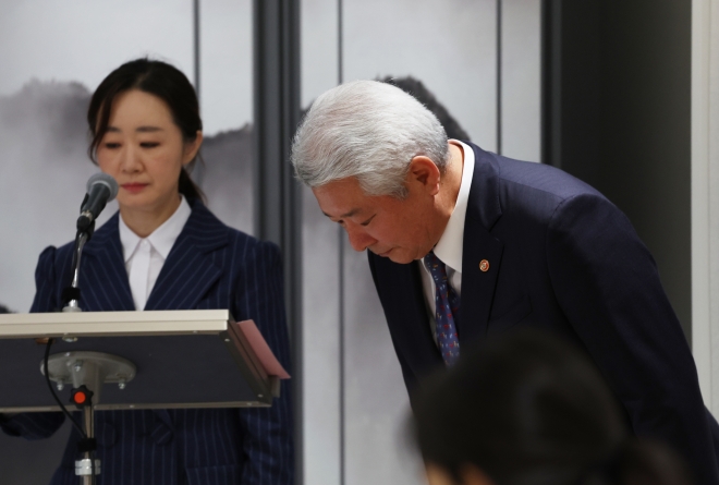인사하는 김홍일 신임 방통위원장 후보자