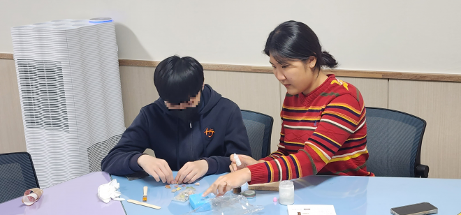 ‘경계선 지능 아동’인 대구의 한 중학교 학생이 사랑의열매 사회복지공동모금회와 한국학교사회복지사협회가 복권기금을 통해 마련한 경계선 지능 아동 사회 적응력 향상 지원사업 ‘나아가기’에 참여해 파견 전문가로부터 목공예 수업을 받고 있다. 사랑의열매 제공
