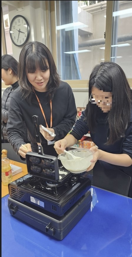 ‘경계선 지능 아동’인 대구의 한 중학교 학생이 사랑의열매 사회복지공동모금회와 한국학교사회복지사협회가 복권기금을 통해 마련한 경계선 지능 아동 사회 적응력 향상 지원사업 ‘나아가기’에 참여해 파견 전문가로부터 붕어빵 굽기 수업을 받고 있다. 사랑의열매 제공