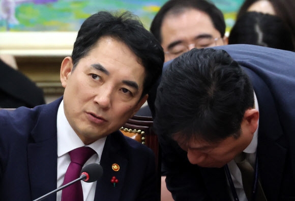 더불어민주당이 지난 14일 국회 정무위에서 ‘민주유공자 예우법’을 단독 의결했다. 민주당은 “사각지대 유공자 지원법”이라고 주장하지만 국가보훈부는 “묻지마 86운동권 특혜법”이라며 반대하고 있다. 사진은 정무위에 출석한 박민식 국가보훈부 장관. 연합뉴스