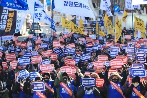 17일 오후 서울 동화면세점 인근 세종대로에서 대한의사협회 ‘대한민국 의료붕괴 저지를 위한 범의료계대책특별위원회’ 주최로 열린 전국의사총궐기대회에서 참가자들이 구호를 외치고 있다. 2023.12.17 연합뉴스