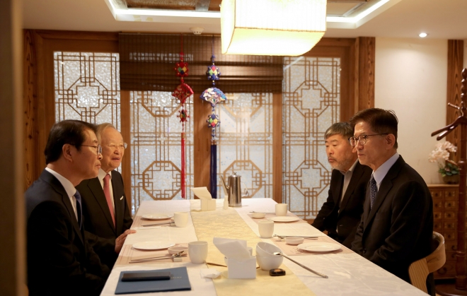 지난 14일 서울 종로구 광화문 인근에서 윤석열 정부 출범 이후 첫 노사정 대표자 회의가 열렸다. (왼쪽부터 시계방향으로) 이정식 고용노동부 장관, 손경식 한국경영자총협회 회장, 김동명 한국노동조합총연맹 위원장, 김문수 경제사회노동위원회 위원장이 노동 현안을 논의하고 있다. 연합뉴스