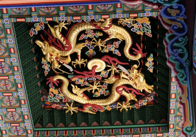 경복궁 근정전 천장에 새겨진 칠조룡. 서울신문 DB