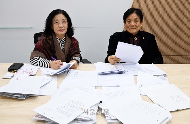 ‘2024 서울신문 신춘문예’ 시조 부문 심사위원인 서연정(왼쪽)·이근배 시인이 응모작들을 검토하고 있다. 오장환 기자