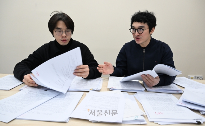 2024 서울신문 신춘문예’ 희곡 부문을 심사한 정진새(왼쪽)·오세혁 연극연출가 겸 극작가가 작품들을 보며 논의하고 있다. 안주영 전문기자