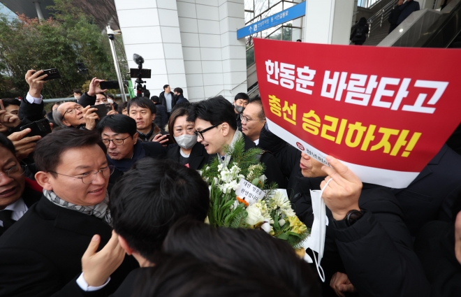지지자들과 인사하는 한동훈 비대위원장