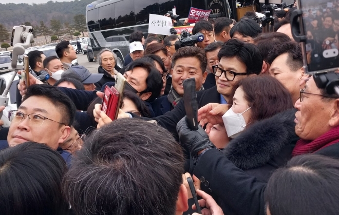 지지자들과 사진 찍는 한동훈 비대위원장