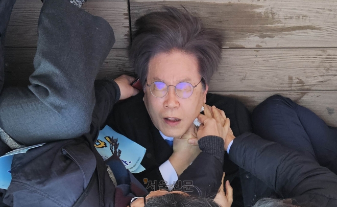 2일 부산을 방문 중이던 더불어민주당 이재명 대표가 피습을 당한 후 바닥에 쓰러져 있다. 2024. 1. 2 김주환 기자