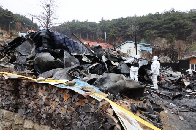 3일 오전 5시 50분쯤 전북 남원시 산동면의 한 주택 화재로 80대 A씨와 그의 아내가 숨지는 사고가 나 소방당국과 경찰, 전기안전공사 등이 현장 감식하고 있다. 2024.1.3 연합뉴스