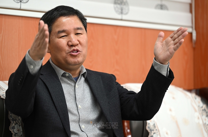 안복현 원곡초등학교 교장이 서울신문 인터뷰에서 다문화 사회의 성공적 정착에 필요한 교육과 제도의 개선 필요성을 강조하고 있다. 오장환 기자