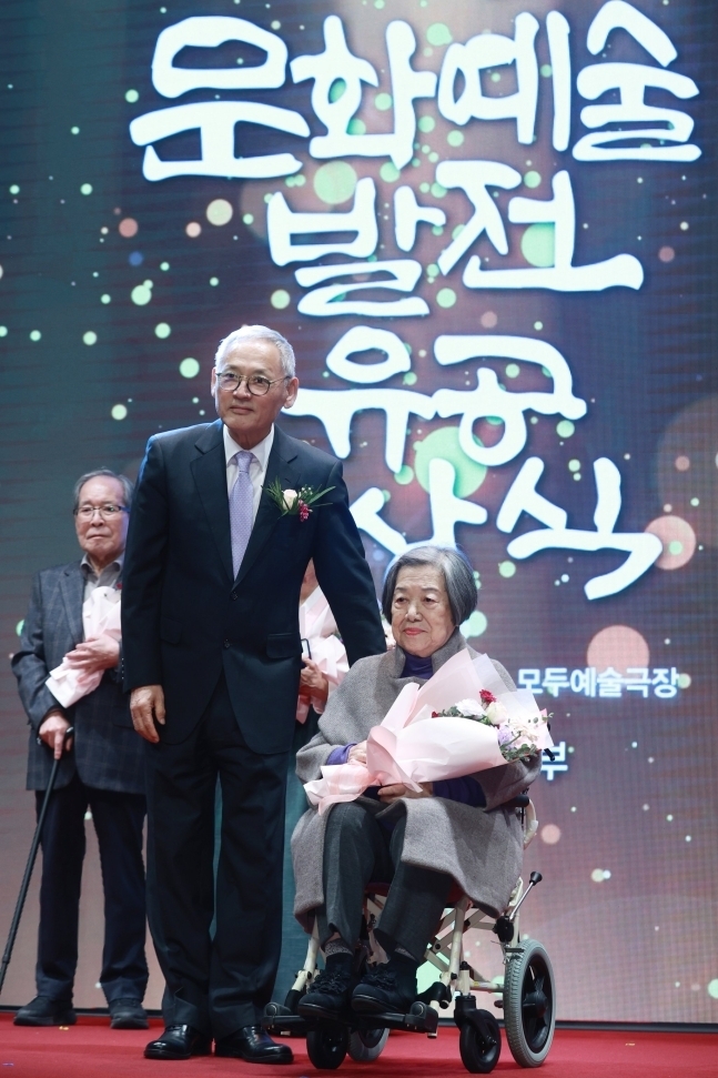 2023년 10월 27일 오후 서울 서대문구 모두예술극장에서 열린 ‘2023 문화예술발전 유공 시상식’에서 가수 양희은과 배우 양희경의 어머니 윤순모 씨가 유인촌 문화체육관광부 장관으로부터 예술가의 장한 어버이상을 받고 있다. 연합뉴스