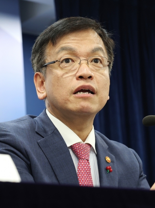 경제정책방향 질문에 답하는 최상목 부총리