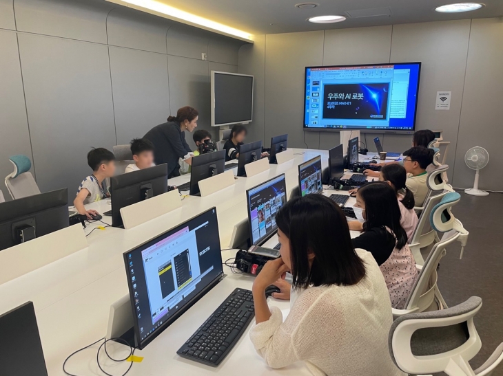 강남미래교육센터에서 학생들이 방학특강 프로그램에 참여하고 있다. 강남구 제공