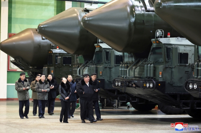 김정은, 신형 고체연료 ICBM ‘화성-18형’ 발사대 차량 공장 시찰