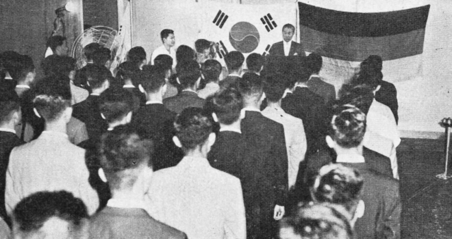 1962년에 독일(당시 서독)로 파견되는 광부들의 모습. 전면에 한국과 독일의 국기가 걸려 있다. 위키피디아 제공