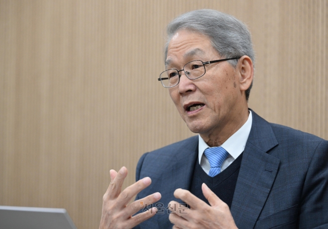 김도연 전 교육과학기술부 장관은 서울신문 광화문 사옥에서 가진 인터뷰에서 “한날한시에 수험생 50만명을 점수로 줄 세우는 수능을 혁신해 공교육을 회복시키는 것이 교육개혁의 첫걸음이 될 것”이라고 강조했다. 도준석 전문기자