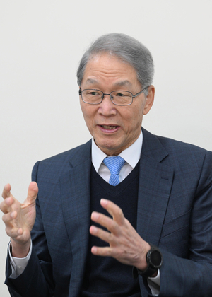 김도연 전 교육과학기술부 장관은 서울신문과 가진 인터뷰에서 “수능은 풀이과정은 보지 않고 오직 정답만 보기 때문에 창의성과 생각하는 힘을 기를 수 없다”면서 “이런 교육환경에서 좋은 연구자나 노벨상 수상자가 나올 수 없다”고 말했다. 도준석 전문기자