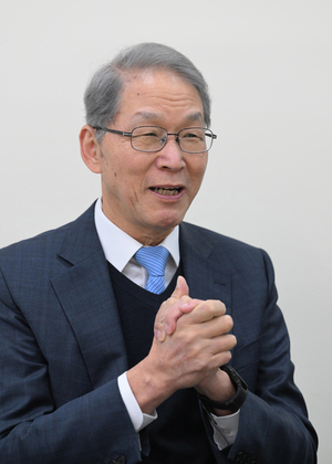 김도연 전 교육과학기술부 장관은 서울신문과 가진 인터뷰에서 “수능은 소통과 협력 과정은 무시한채 각자도생 능력을 키울 뿐”이라며 “대화와 타협이 없는 우리 사회도 이런 교육 시스템과 무관하지 않다”고 했다. 도준석 전문기자