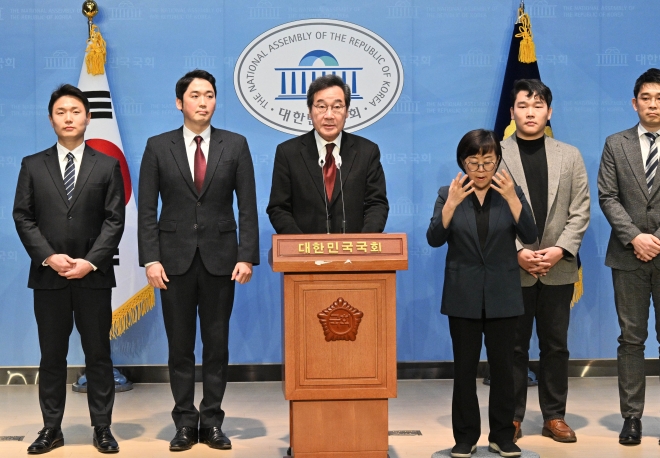 이낙연 전 더불어민주당 대표가 11일 서울 여의도 국회 소통관에서 기자회견을 갖고 더불어민주당 탈당 선언 및 신당 창당 계획을 발표하고 있다. 2024.1.11 홍윤기 기자