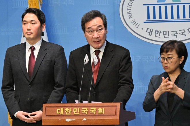 이낙연 전 더불어민주당 대표가 11일 서울 여의도 국회 소통관에서 기자회견을 갖고 더불어민주당 탈당 선언 및 신당 창당 계획을 발표하고 있다. 2024.1.11 홍윤기 기자