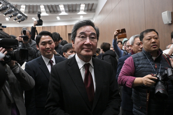 이낙연 전 더불어민주당 대표가 11일 국회에서 기자회견을 열고 탈당 및 신당 창당을 선언한 뒤 회견장을 나서고 있다. 2024.1.11 홍윤기 기자