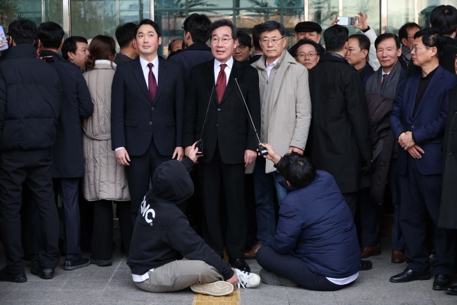 이낙연 더불어민주당 전 대표가 11일 국회 소통관 앞에서 더불어민주당 탈당 및 신당 창당 기자회견 마친 뒤 취재진과 지지자들에게 소감을 밝히고 있다 . 2024.1.11 홍윤기 기자