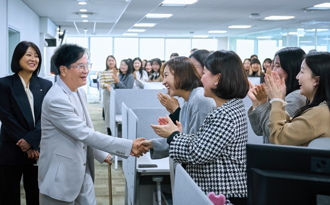 이재현 CJ그룹 회장(왼쪽 두번째)이 지난 10일 서울 용산구 CJ올리브영 본사에서 직원과 악수하고 있다. 왼쪽 첫번째는 이선정 CJ올리브영 대표. CJ그룹 제공