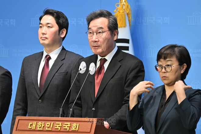 이낙연 전 더불어민주당 대표가 11일 서울 여의도 국회에서 더불어민주당 탈당 기자회견을 하고 있다. 2024.1.11 홍윤기 기자