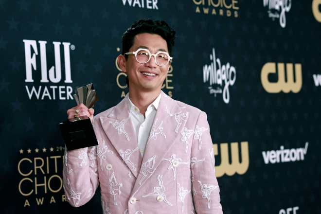 넷플릭스 드라마 ‘성난 사람들’(BEEF)의 각본과 감독을 맡은 한국계 미국인 이성진 감독이 15일(현지시간) 미국 방송계 최고 권위의 에미상 시상식에서 감독상을 수상한 뒤 포즈를 취하고 있다. 2024.1.16. AFP 연합뉴스