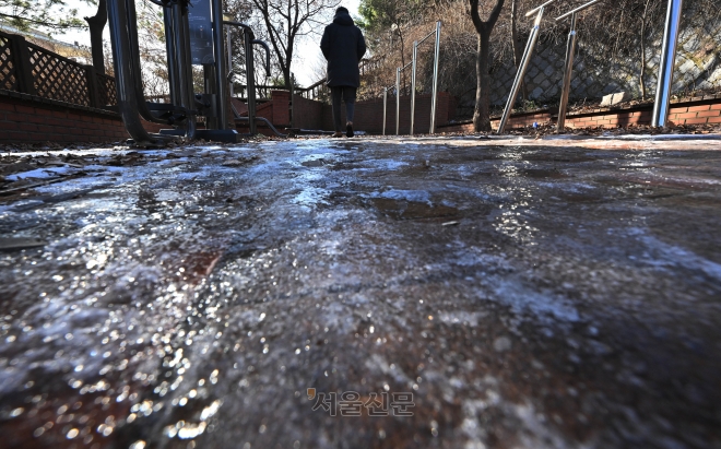곳곳이 살얼음판… 주머니 손 빼고 걸으세요