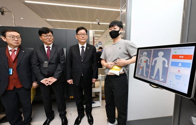 고광효 관세청장(왼쪽에서 세 번째), 박영빈 대검찰청 마약조직범죄부장(왼쪽에서 두 번째)이 17일 오전 인천 중구 인천국제공항 제1여객터미널 입국장에서 열린 ‘2023년도 관세청 마약밀수 단속 동향 브리핑 및 마약단속 현장 점검’에서 밀리미터파 전신검색기 시연을 지켜보고 있다. 2024.1.17 도준석 전문기자