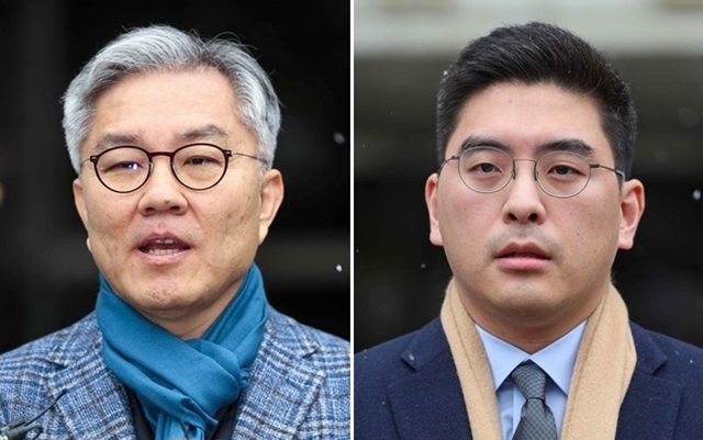 이동재 전 채널A 기자의 명예를 훼손한 혐의로 2심에서 유죄 판결을 받은 더불어민주당 최강욱(왼쪽) 전 의원이 17일 오전 서울 서초구 서울고등법원에서 열린 2심 선고공판이 끝난 뒤 법원을 나서며 취재진 질문에 답하고 있다. 오른쪽은 같은날 선고공판 후 입장을 밝히고 있는 이동재 전 채널A 기자. 2021.1.17 연합뉴스