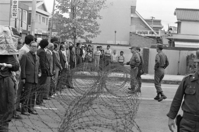 노먼 소프 아시아월스트리트저널 도쿄&서울 기자가 1980년 5·18민주화운동 당시 전남도청 앞에서 시민들이 군과 대치하는 모습을 찍은 사진. 문화체육관광부 옛전남도청복원추진단 제공