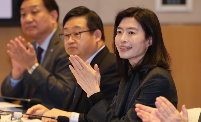 정신아 카카오 대표 내정자가 19일 서울 여의도 FKI타워 컨퍼런스센터에서 열린 ‘제5차 인공지능 최고위 전략대화’에 참석해 손뼉을 치고 있다. 2024.1.19 뉴스1