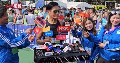취재진과 인터뷰하는 저우룬파. 중국신문망 영상 캡처/연합뉴스