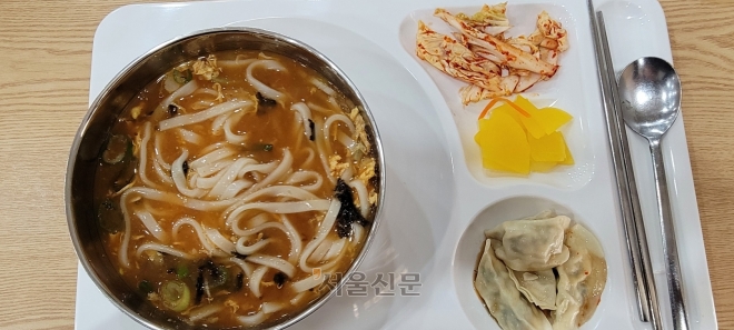 지난 19일 정부세종청사 9동(보훈부) 구내식당에 나온 4000원짜리 장칼국수. 맛은 괜찮았지만 양이 적어 먹고 나서도 허전했다. 세종 이현정 기자