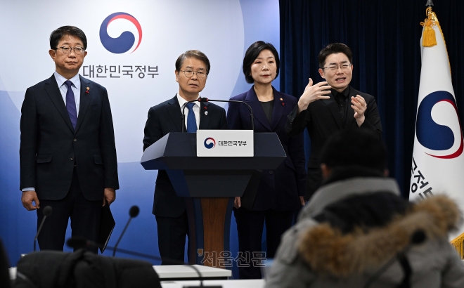 이정식 고용노동부 장관이 24일 서울 종로구 정부서울청사에서 중대재해처벌법 추가 적용유예 개정안 입법 촉구 합동 브리핑을 하고 있다. 왼쪽부터 박상우 국토교통부 장관, 이정식 고용노동부 장관, 오영주 중소벤처기업부 장관. 2024.1.24 오장환 기자