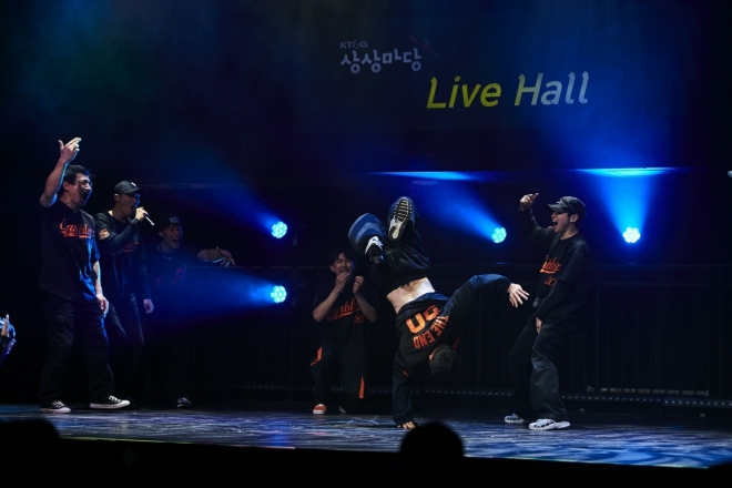 KT&G(사장 백복인)가 부산광역시 서면에 위치한 복합문화예술공간인 ‘KT&G 상상마당 부산’에 댄스 스튜디오를 지난 23일 개관했다. 사진은 개관식에서 축하공연이 진행되는 모습.