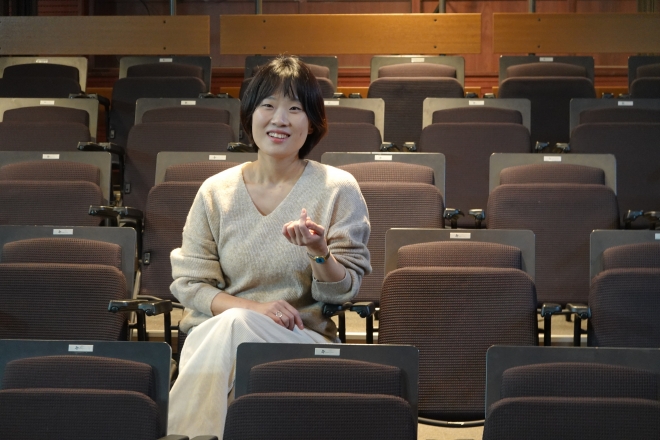 25일 서울 두산아트센터에서 만난 이오진 극작가는 “연습실에서 항상 ‘관객들이 좋아할 거야!’라는 주문을 외우곤 한다”며 웃었다. 오경진 기자